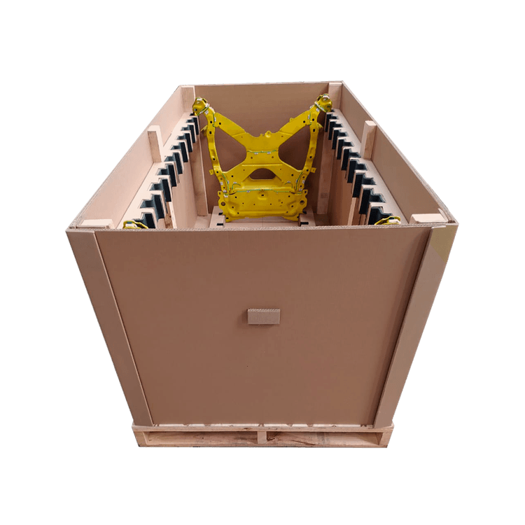 Media caja de cartón con compuerta, peines con cavidades cubiertas de eva, refuerzos y tarima de madera con HT