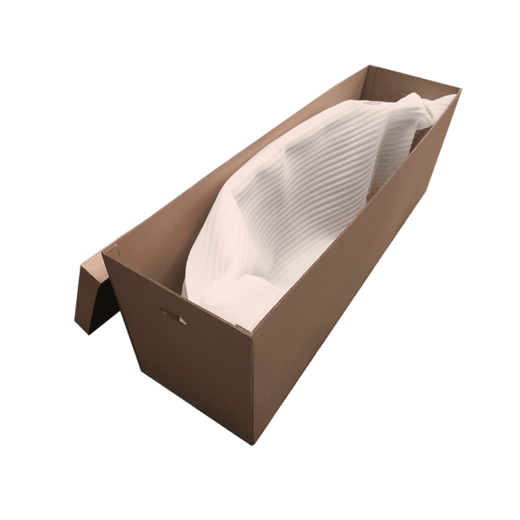 Media caja de cartón con fundas de polifoam y tarima de madera con HT